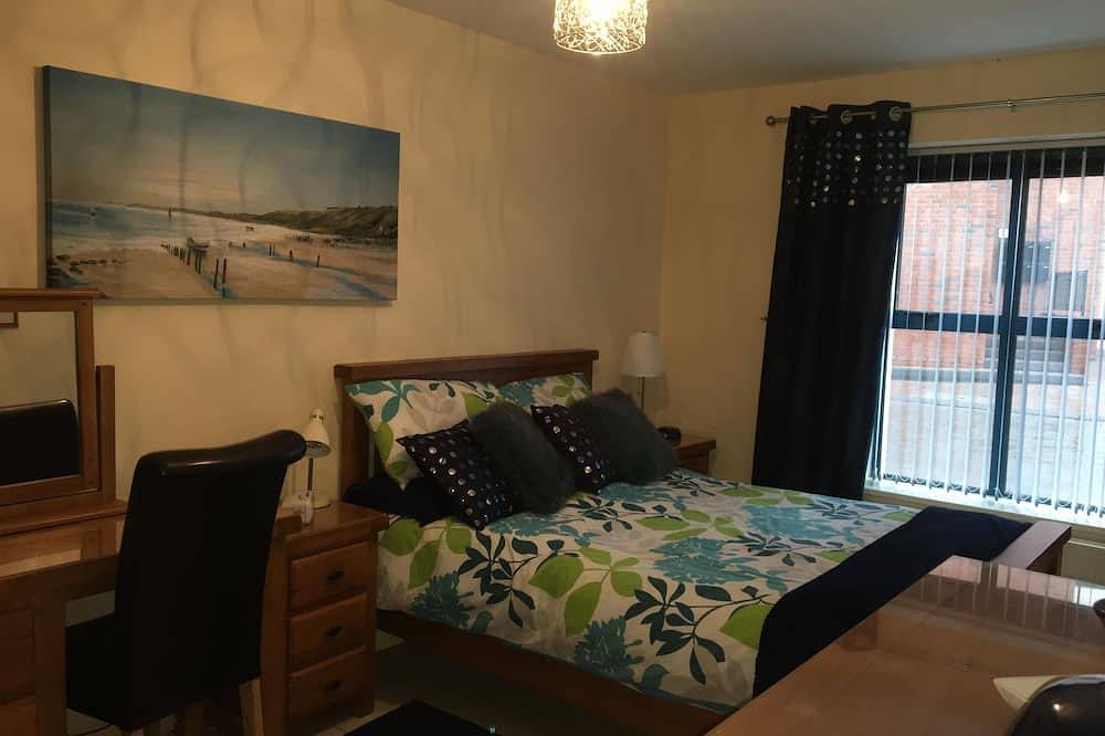 Entire apartment, Seafront Spacious 3 bedroom Apartment with private secure parking and free wi-fi in Newcastle (County Down), County Down