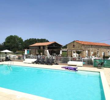 Gîte pour 4 personnes, avec piscine ainsi que vue et jardin à Vouvant