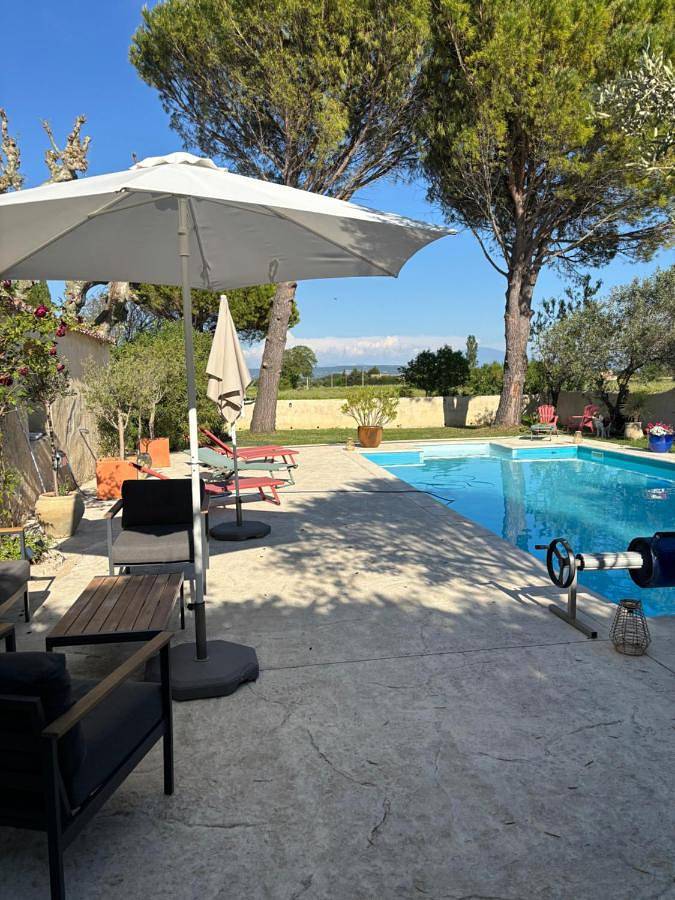Chambre d’hôte pour 3 personnes, avec piscine et balcon ainsi que jardin et vue