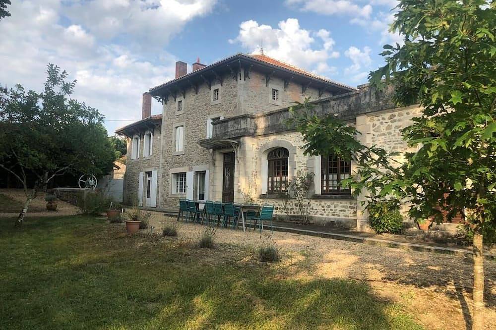 Magnifique maison avec son grand jardin et son étang privé in Busserolles, Parc naturel régional Périgord-Limousin