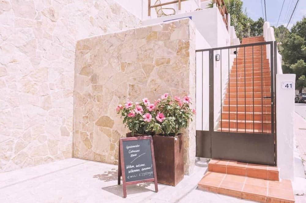 Entire apartment, Apartment nº7, 1 bedroom, 1 bathroom in Cala Llonga, Santa Eulària des Riu