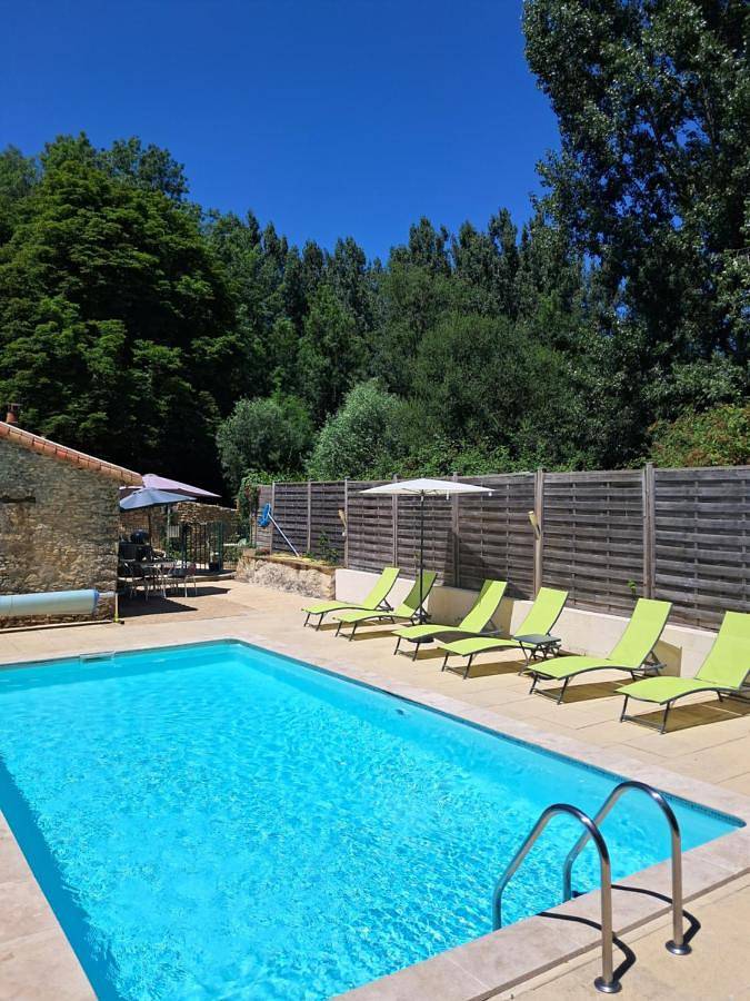 Location de vacances pour 10 personnes, avec Terrasse et Jardin ainsi que Piscine et Vue à La Caillère-Saint-Hilaire