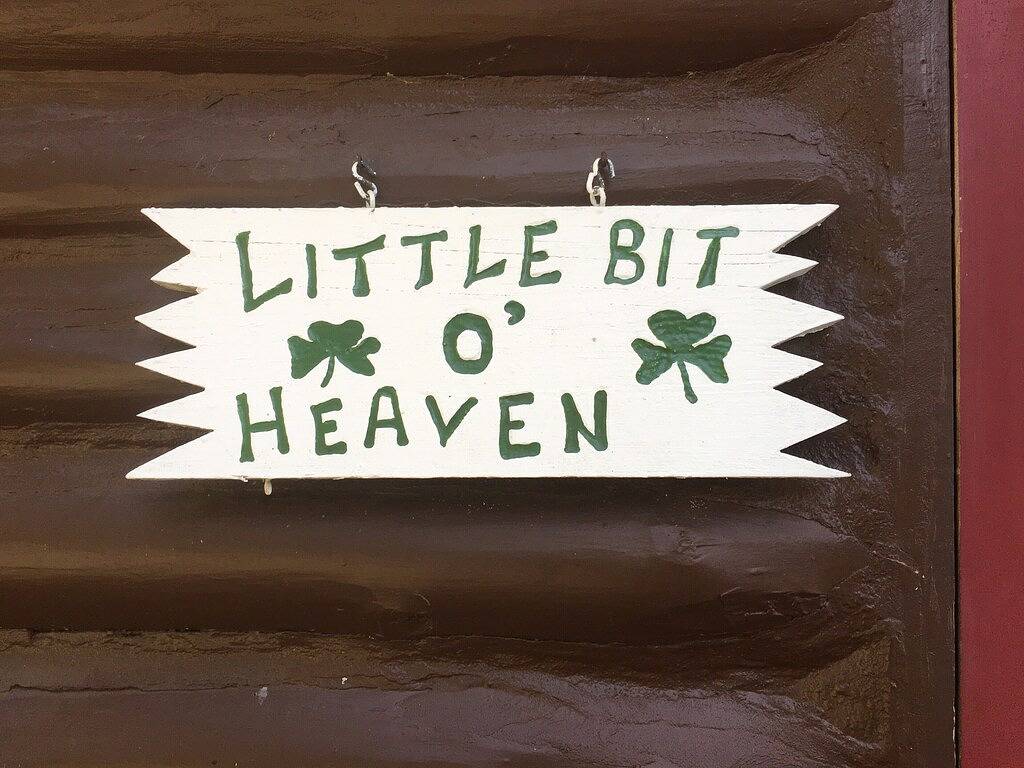 Friedliches, unberührtes Seeufer Blockhaus am großen Strand mit klaren Wasser in Vilas County