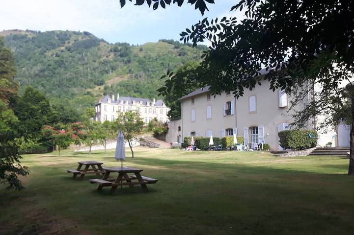 Gîte pour 5 personnes, avec Terrasse ainsi que Jardin et Piscine à Château-Verdun (Ariège)