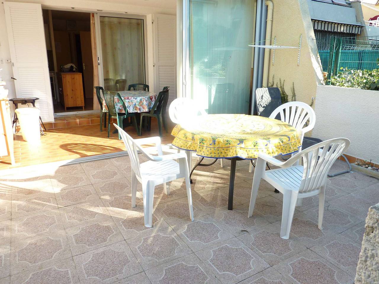 Entire apartment, Ground Floor Apartment with Pool, Garden Terrace & Parking in Marseillan, Côte d'Améthyste