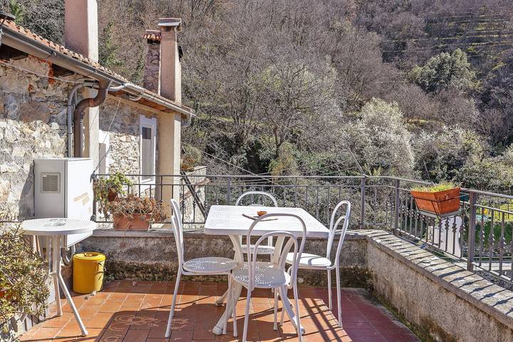 Hel lejlighed, Apartment 'La Dimora Del Tempo Perduto' with Mountain View, Shared Terrace and Wi-Fi in Castelvecchio di Rocca Barbena, Riviera di Ponente