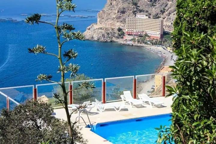 Apartamento para 4 personas, con Terraza y Jardín además de Piscina y Vistas en Enix