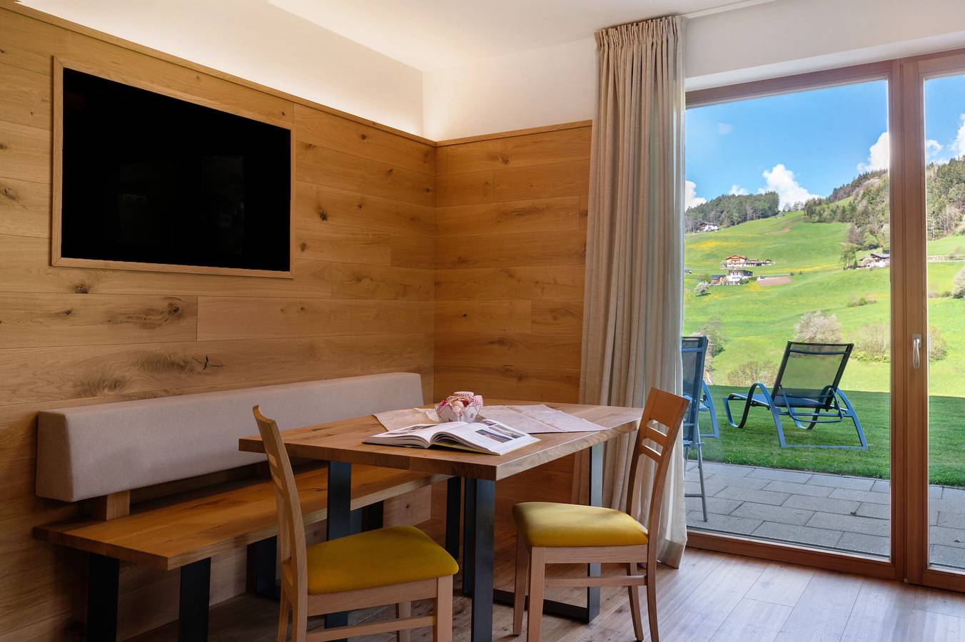 Appartamento intero, Appartamento 'Baumannhof Apartment Tera' con vista montagna, terrazza comune e Wi-Fi in San Pietro (Bolzano), Funes