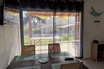Gîte pour 4 personnes, avec terrasse dans Gare du Club Med Cocody