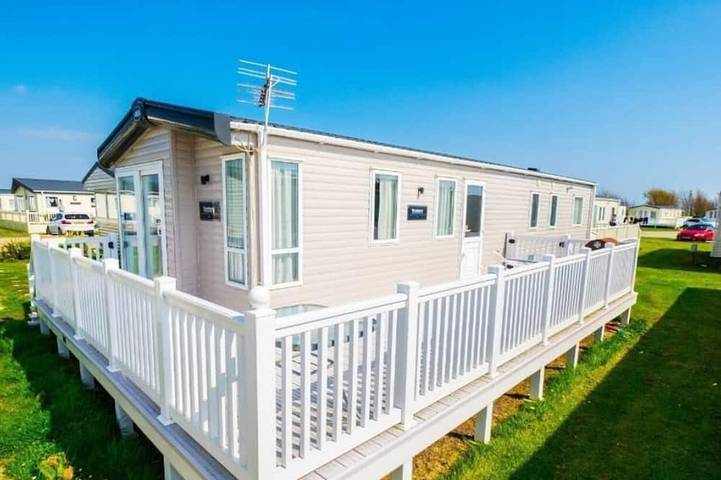 Camping for 8 people, with pool and balcony in Sussex