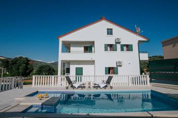 Villa für 9 Personen, mit Pool und Garten in Marina