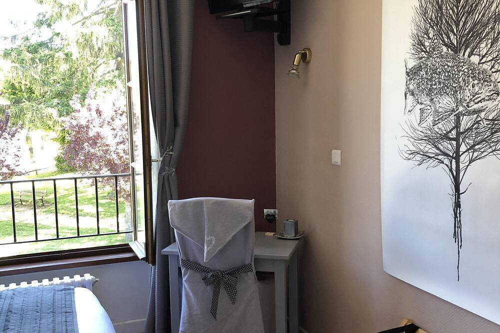 Chambre double-Doppelzimmer-Eigenes Badezimmer-Standard-Strassenblick in Manzat, Regionaler Naturpark Volcans d'Auvergne
