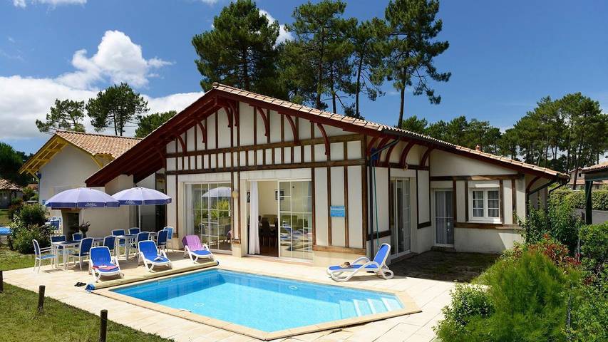 Villa pour 10 personnes, avec terrasse ainsi que jardin et piscine, animaux acceptés à Gujan-Mestras