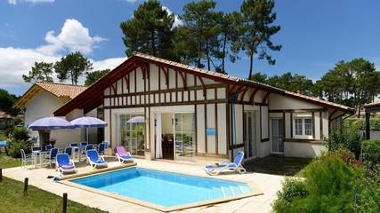 Villa pour 10 personnes, avec terrasse ainsi que piscine et jardin, animaux acceptés à Gujan-Mestras
