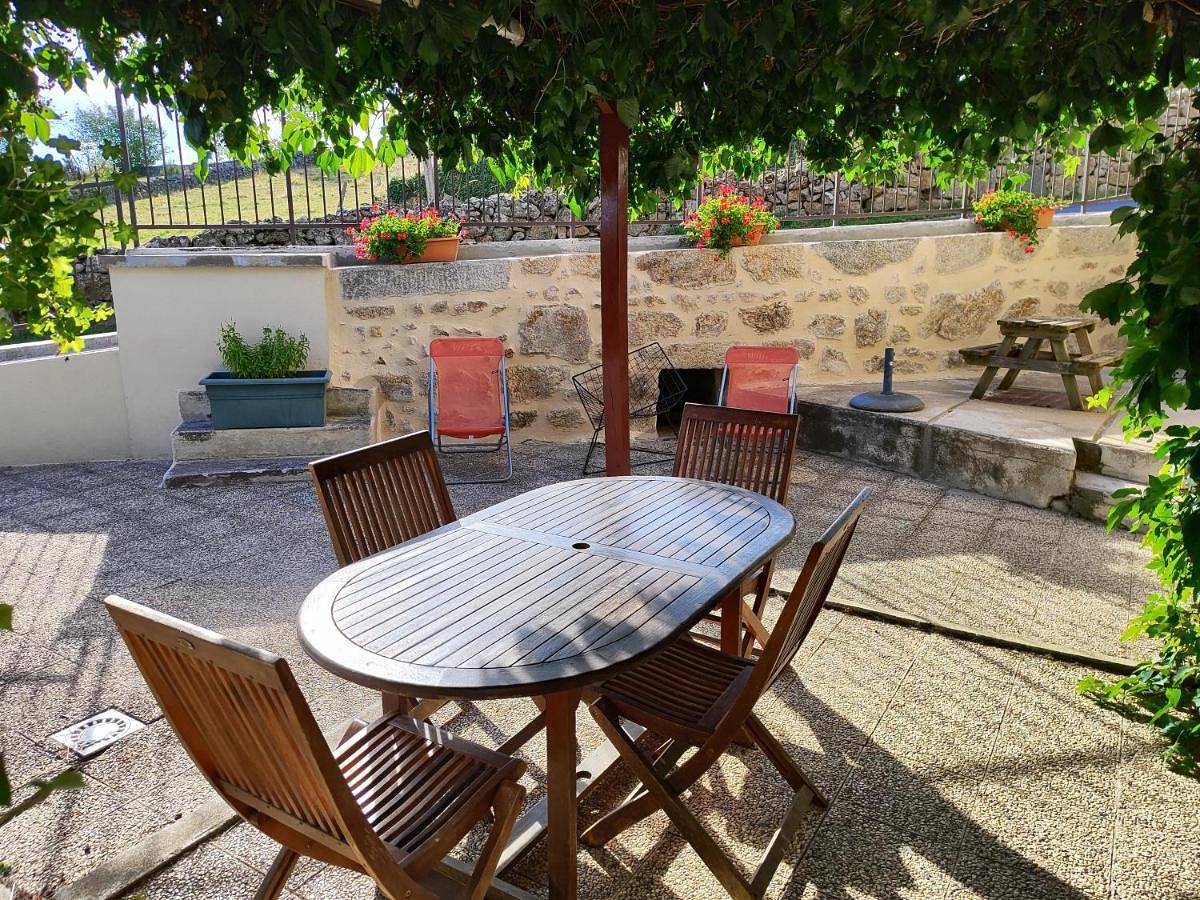 Gite Rural Recent avec Grande Terrasse in Saint-Pal-de-Chalencon, Haute-Loire