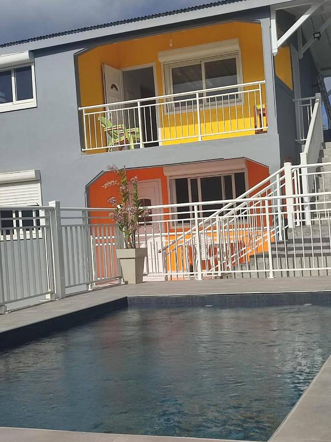 Appartement de vacances pour 4 personnes, avec vue ainsi que jardin et piscine