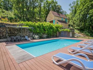 Gîte pour 6 personnes, avec piscine ainsi que jardin et terrasse, animaux acceptés à Lavercantière