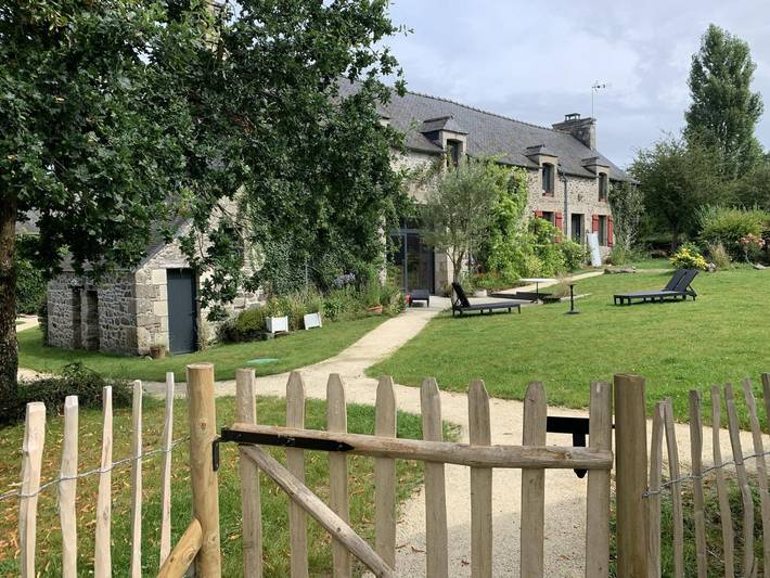 Gîte pour 15 personnes, avec piscine ainsi que terrasse et jardin à Ploubalay - 3