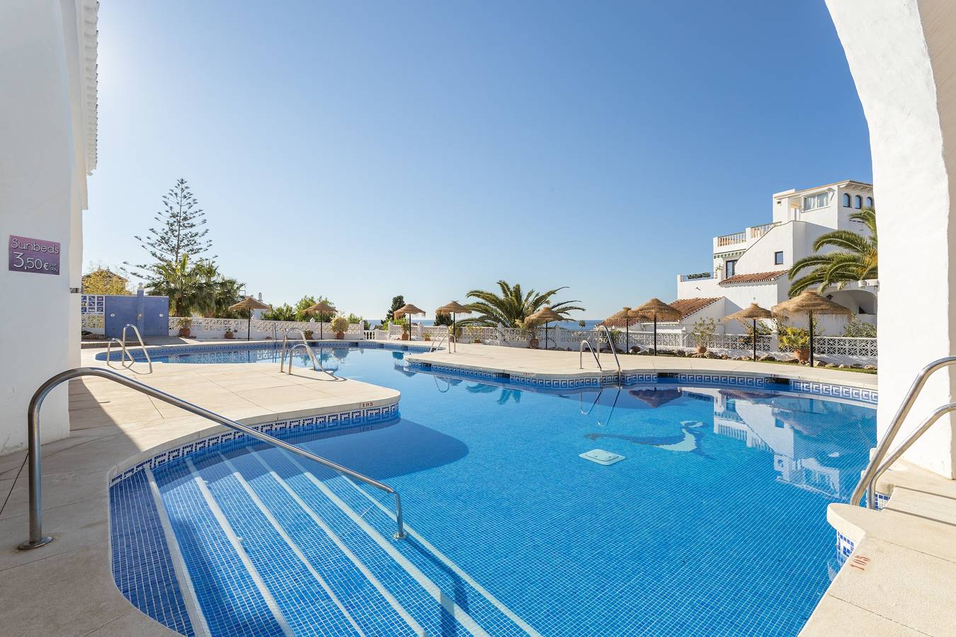 Ganze Wohnung, Wohnung "Capistrano Playa" - Wi-Fi, Klimaanlage, Pool, Meerblick. in Playa de Burriana, Nerja