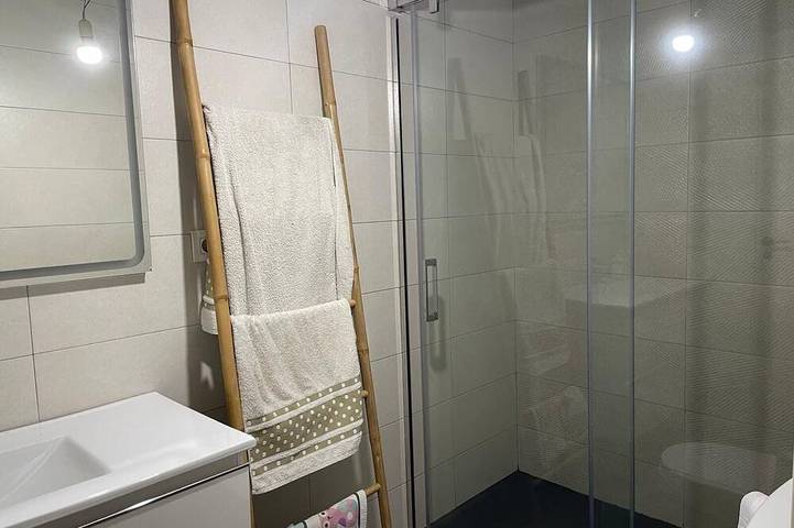 Ganze Wohnung, 3-bedroom apartment with a 100-meter patio featuring a barbecue and an outdoor pool in Burgos, Burgos Provinz