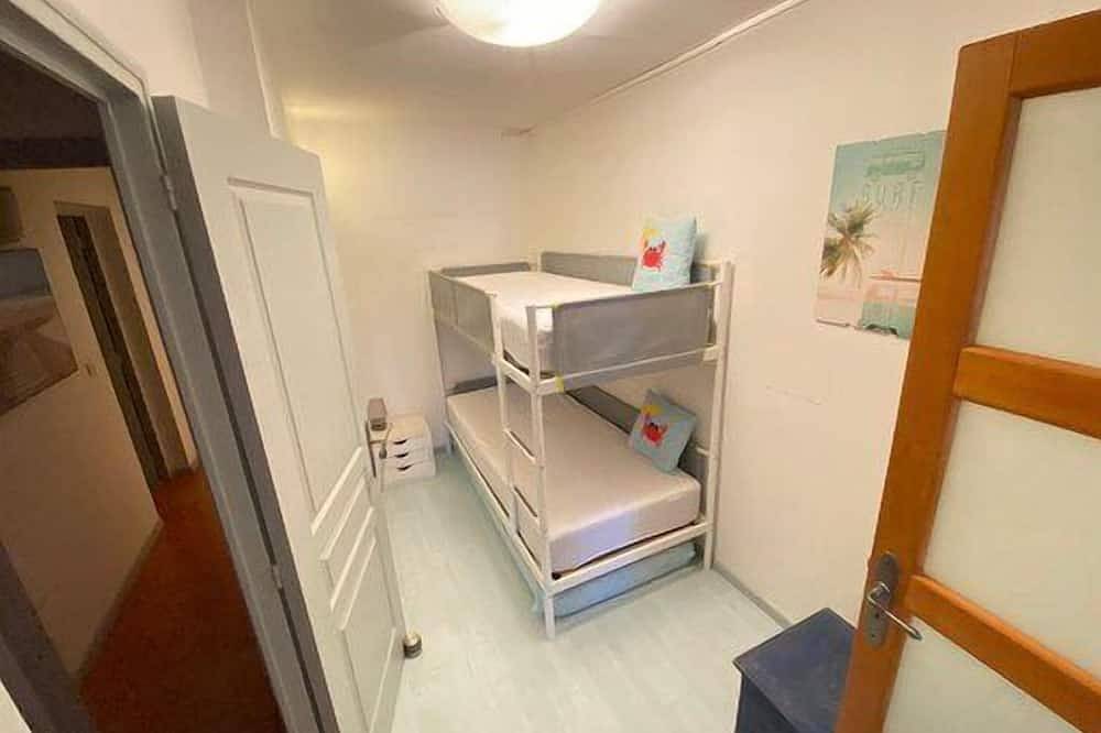 Apartamento entero, Frente a la playa, vista completa al mar, puerto a pie, terraza de 40 m². in Le Brusc, Six-Fours-les-Plages