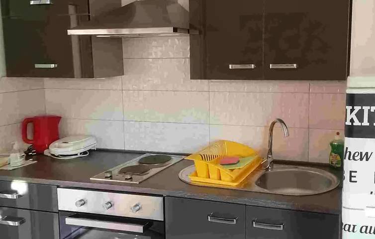 Ganze Ferienwohnung, Gemütliches Apartment mit Terrasse in der Nähe von Cres und einem Bistro, 200 m von der Küste entfernt in Cres Stadt, Cres