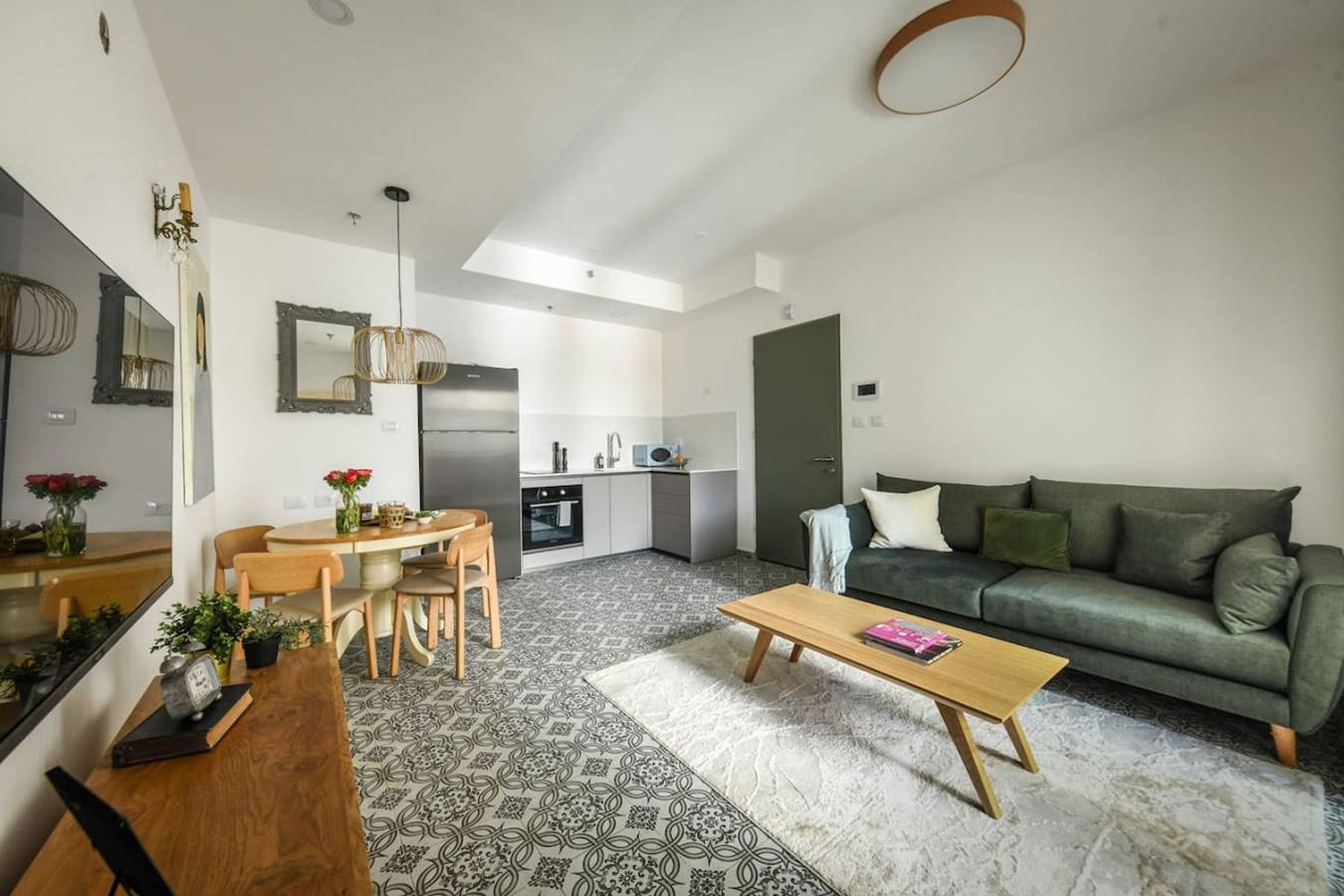 Appartement entier, Homey 2 Br Apt w Spacious Balcony 5-min from Beach in Tel Aviv, District de Tel Aviv