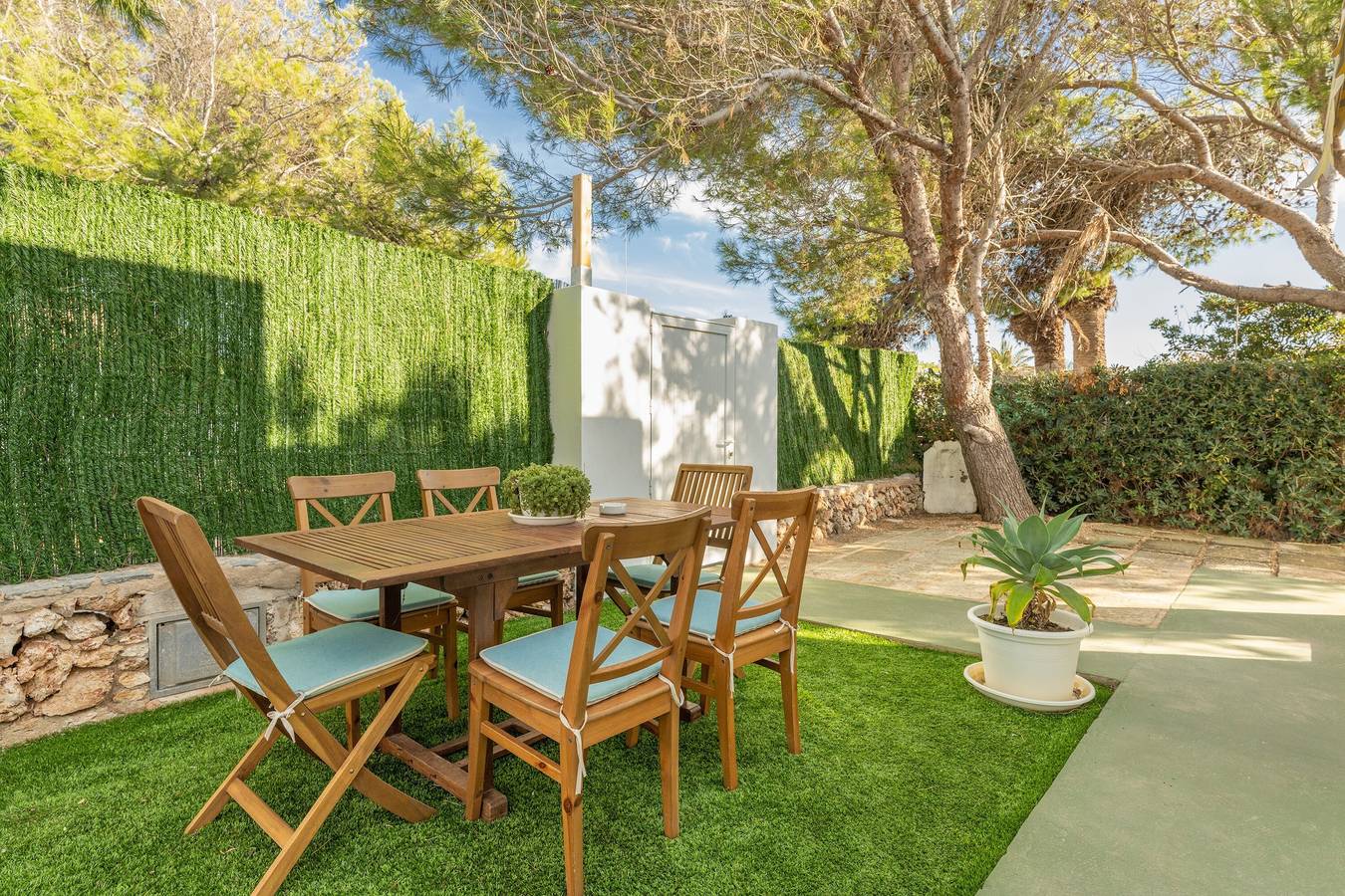 Entire apartment, Holiday Apartment “Apartamento Delfín 1” with Pool, Terrace & Wifi; Parking Available in the Street in Cala Blanca, Ciutadella