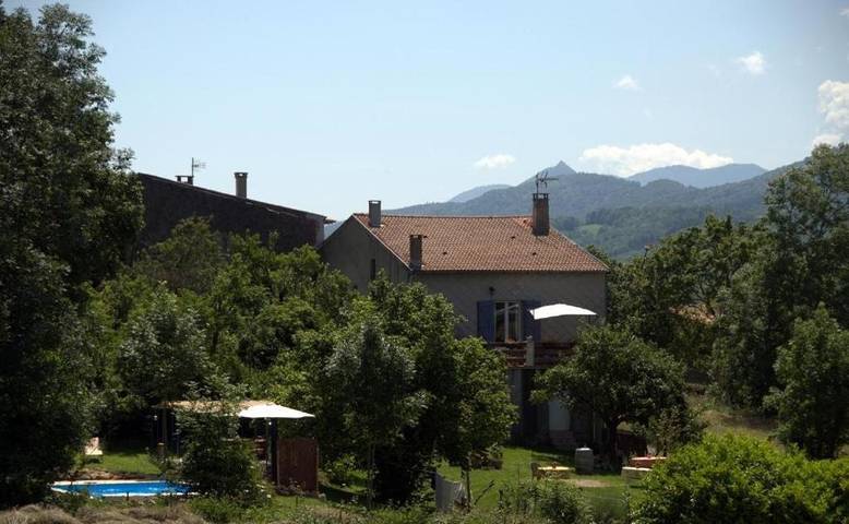Chambre d’hôte pour 6 personnes, avec piscine ainsi que jardin et vue