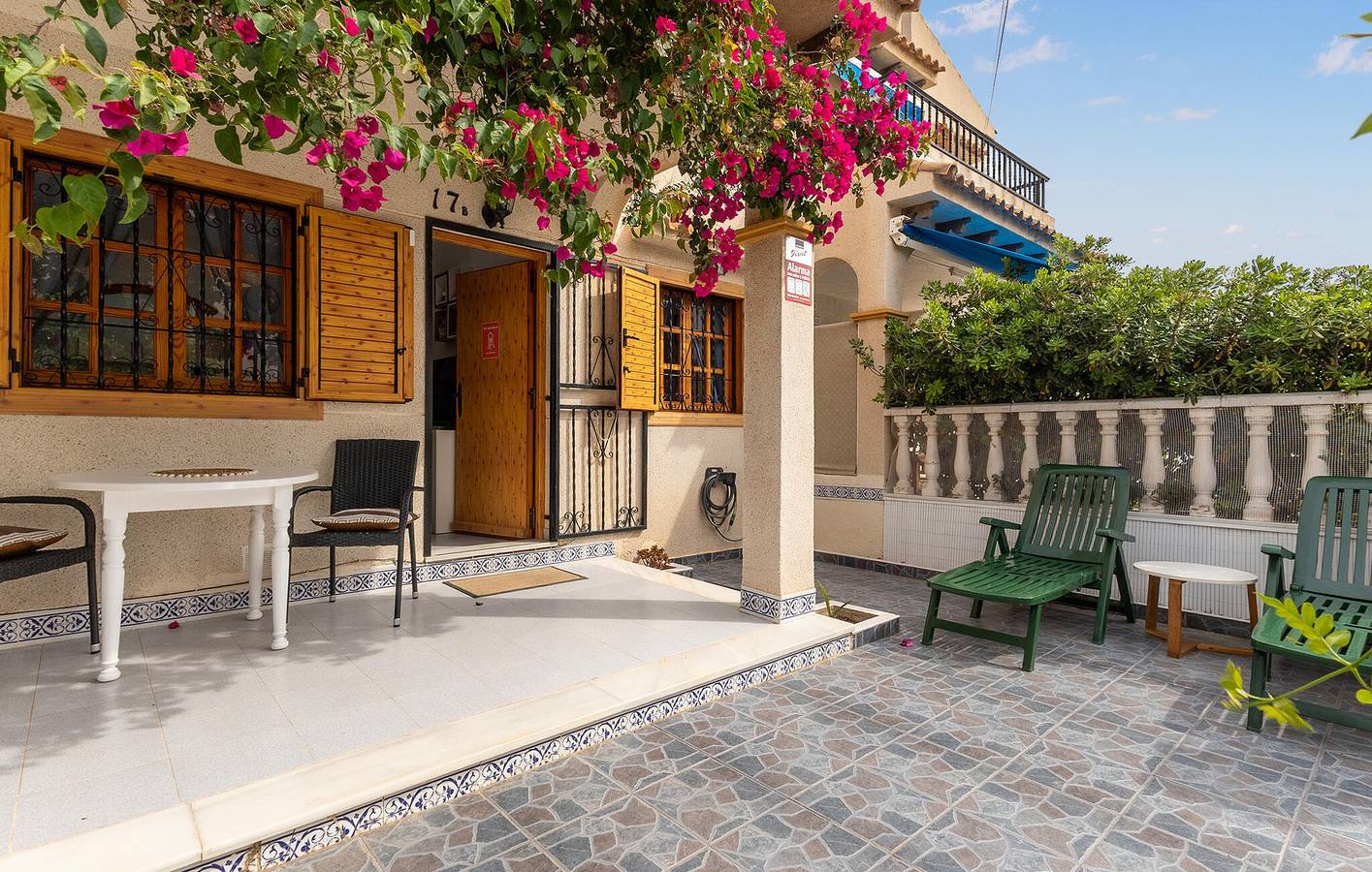 Retraite au bord de la piscine : Chic Apt de 65m² avec climatisation, parking et terrasse, à 1,5km de la plage ! in Las Calas, Torrevieja