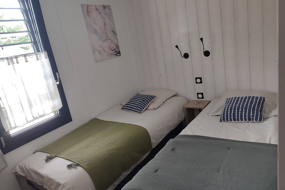 5-person cottage with jacuzzi and pool 300m from the beach in Jullouville, Côte de la Déroute