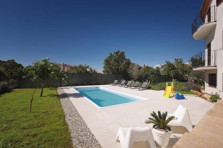 Holiday rental for 6 people, with garden and pool as well as terrace, child-friendly in Pula