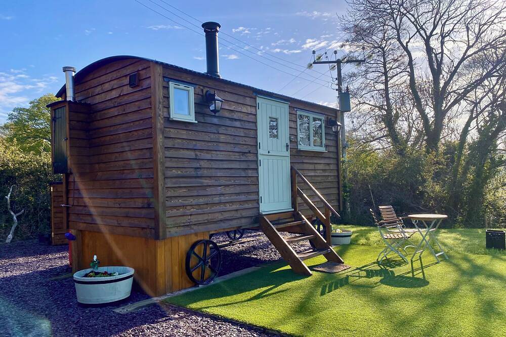 A quiet and cosy Shepherds Hut, with wood burning fire with scenic views in Conwy, Snowdonia