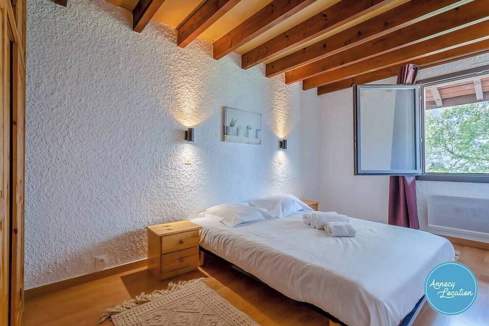Entire apartment, The Bergerie T3- view Mountains. in Talloires-Montmin, Annecy region