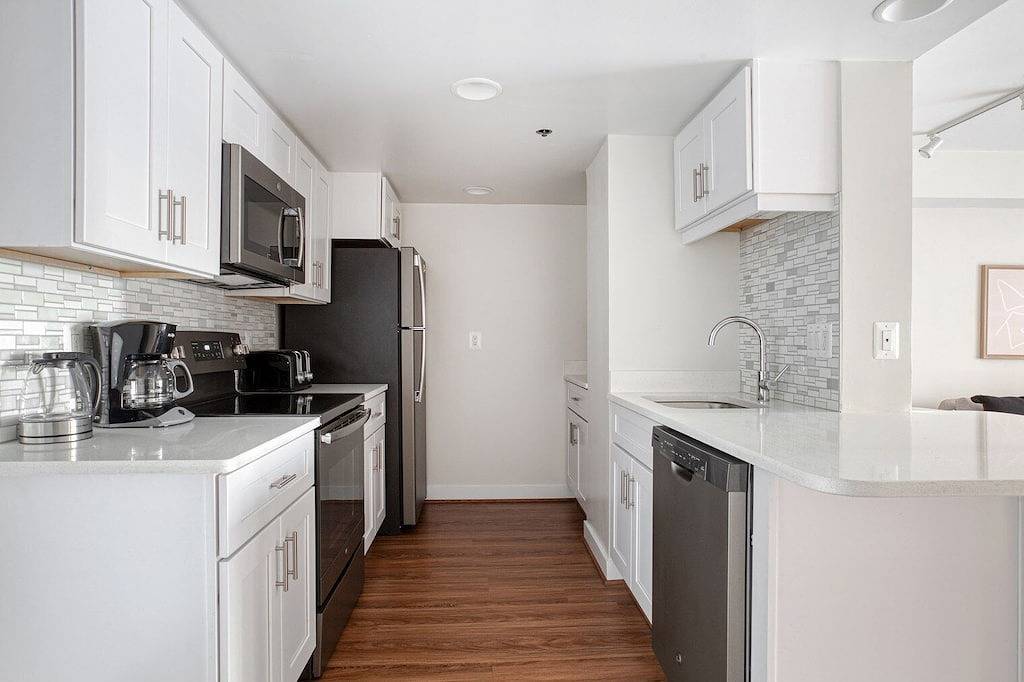 Ganze Wohnung, Hip Ballston 1Br w/ Pool, W/D & Gym, walk to Bars & Metro, by Blueground in Arlington (VA), Arlington County