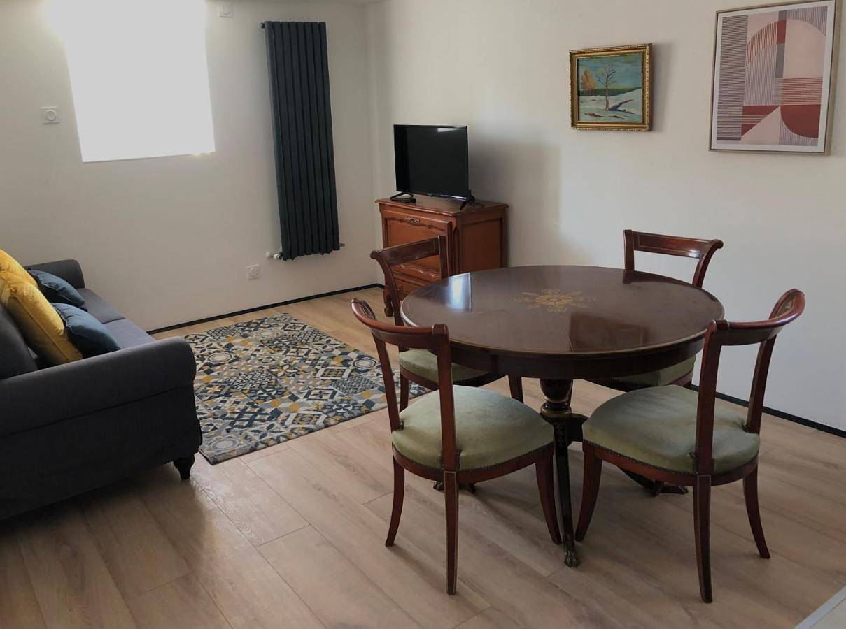 Appartement entier, Prestige Sainte Cécile 7 - T3 central -jardin partagé in Vichy, Région de Vichy