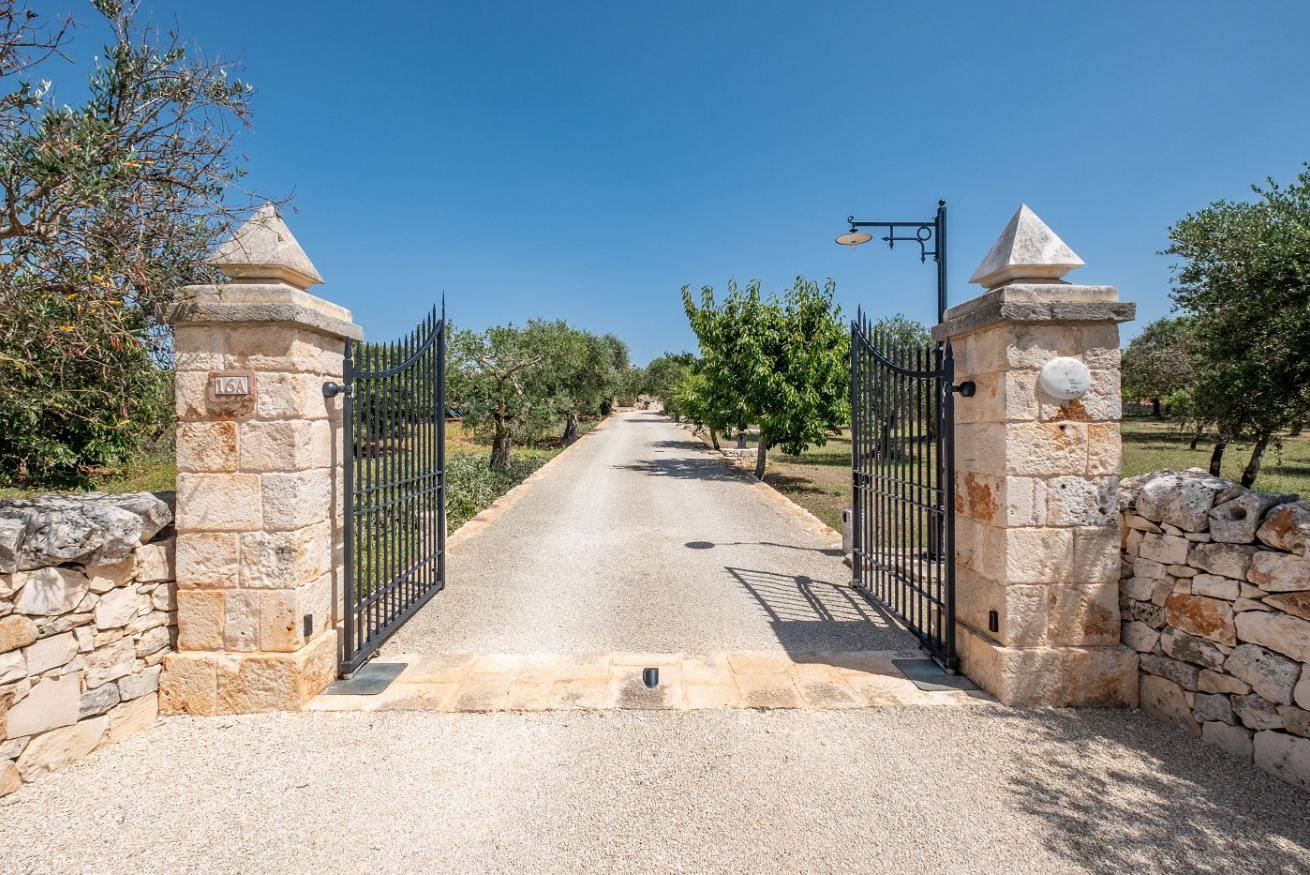Authentic Apulian Reatreat inside Trulli with private pool in Castellana Grotte, Province de Bari
