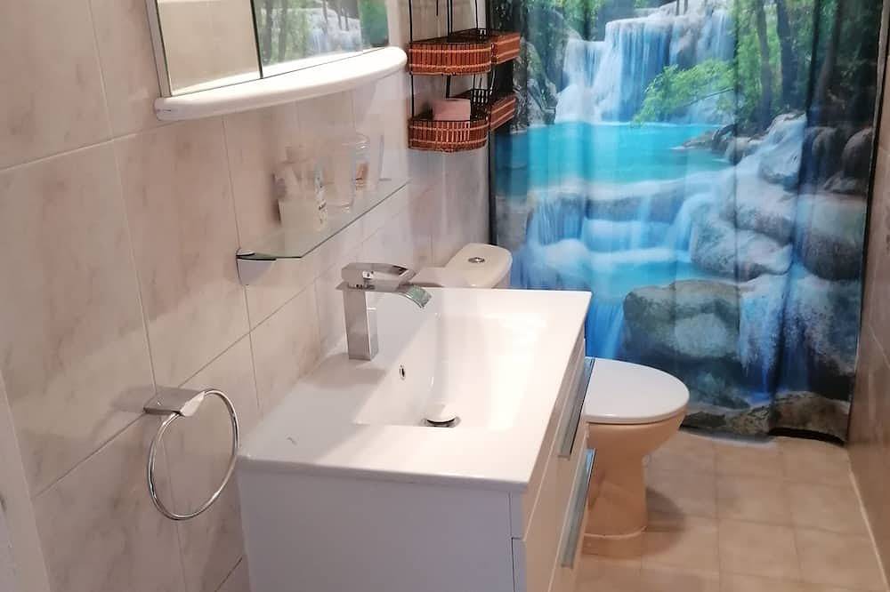 Geheel appartement, Onafhankelijke begane grond studio in onroerend goed met parkeerplaats in Flayosc, Draguignan en omgeving