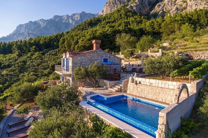 Villa for 5 people, with balcony and garden in Makarska