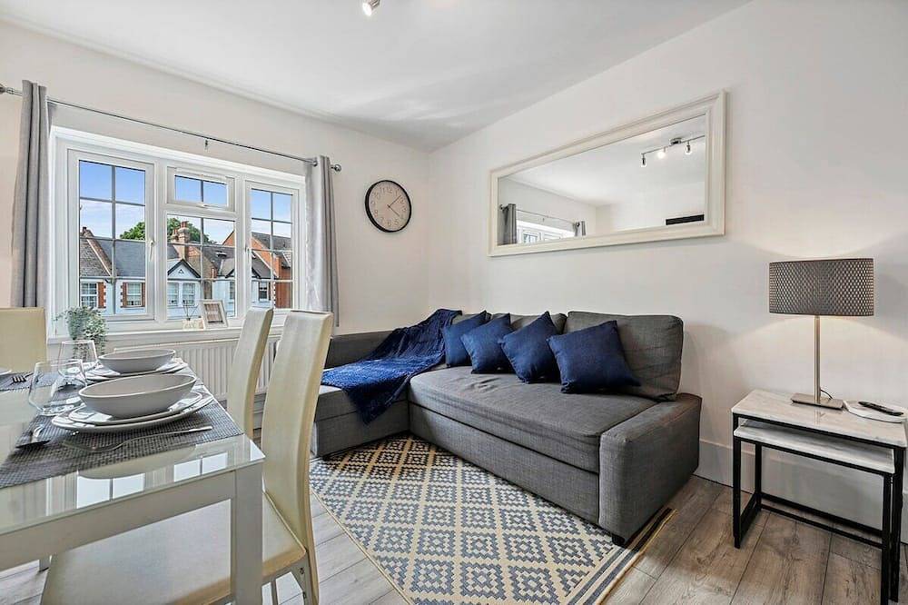Entire apartment, Guest Homes | Rosebank Gardens in Ealing, London