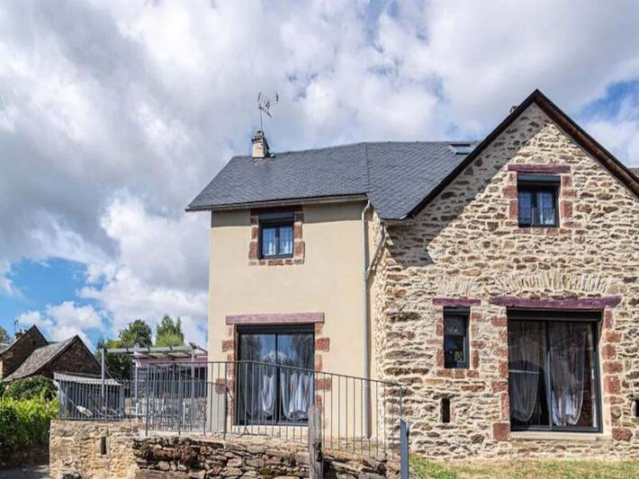 Gîte pour 8 personnes, avec terrasse et piscine, adapté aux familles à Les Hermaux - 2