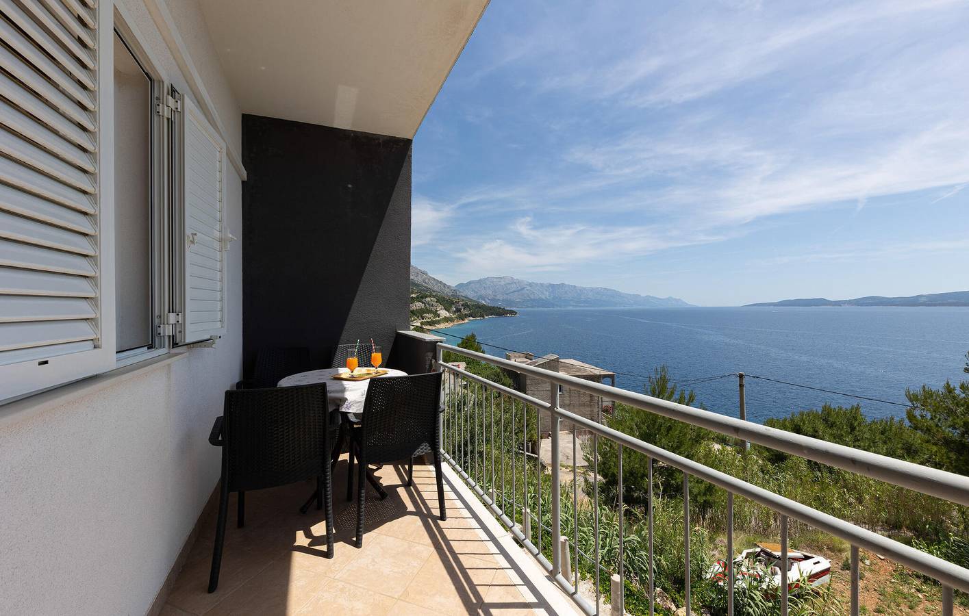 Ganze Ferienwohnung, Charmantes Apartment mit Terrasse, WLAN und Strandzugang in 2 km Entfernung in Lokva Rogoznica, Omis-Riviera