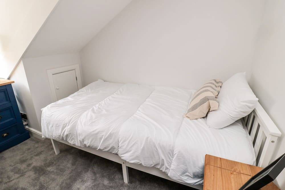 Bay Cottage, pet friendly, country holiday cottage in Cullercoats in Tynemouth, North Tyneside