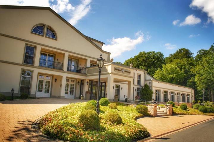 Hotel für 4 Personen, mit Balkon und Terrasse sowie Garten und Pool
