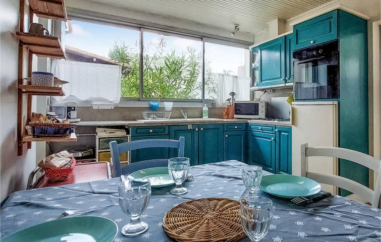 “Cozy 70sqm Apartment with TV, Parking & Garden, 1000m from La Grande Conche Beach” in Saint-Georges-de-Didonne, Côte de Beauté