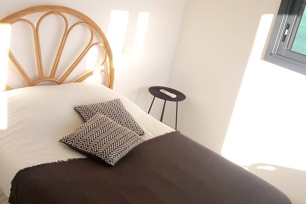 / New / In beautiful bright villa, swimming pool, Bbq, petanque, panoramic view in Saint-Laurent-du-Var, Cannes region