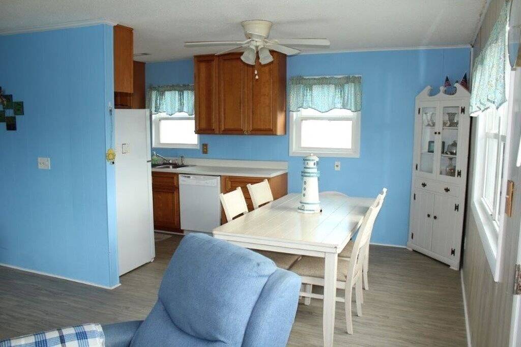 Deacon on Dolphin! Quaint 3rd Row Beach House with Ocean Views! in Oak Island (NC), Brunswick County