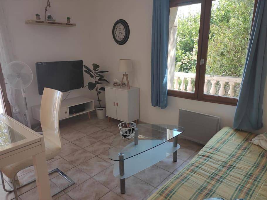 Appartement entier, One-Bedroom Apartment in Cuers, Côte méditerranéenne (France)