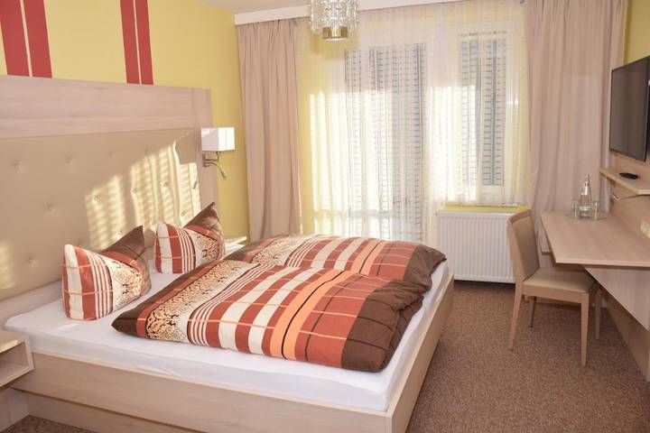 Hotel für 3 Personen, mit Balkon und Terrasse sowie Garten und Ausblick in Neuhaus am Rennweg - 4