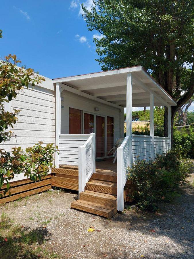 Camping per 4 persone, con Terrazza e Giardino nonché Piscina a Massa